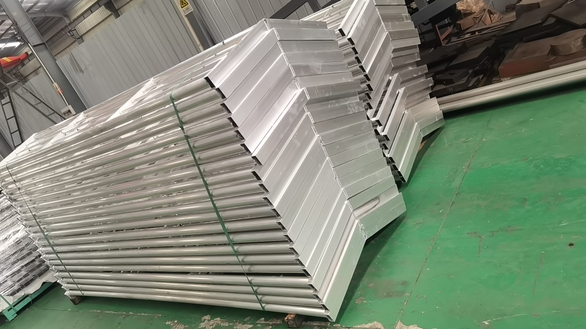 Guardrail posts and rails assembly for rooftop edge protection